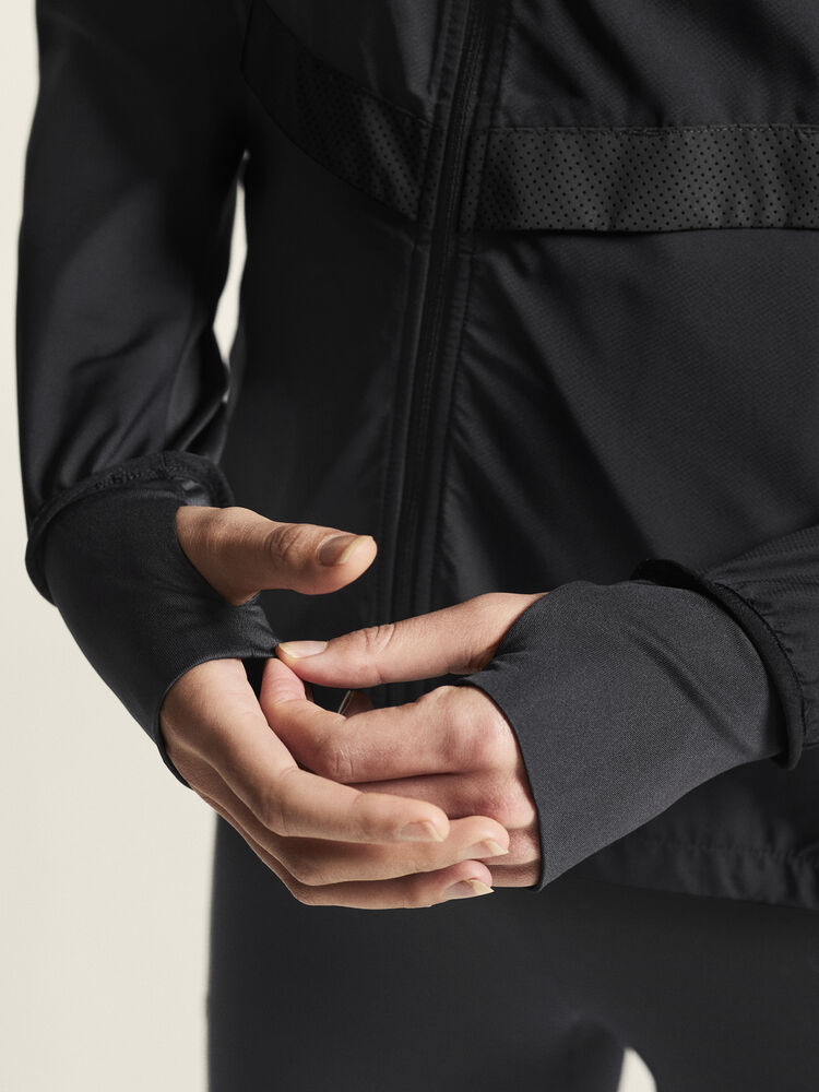 1906435-999000_Urban-Run-Hood-Jacket-W_closeup6