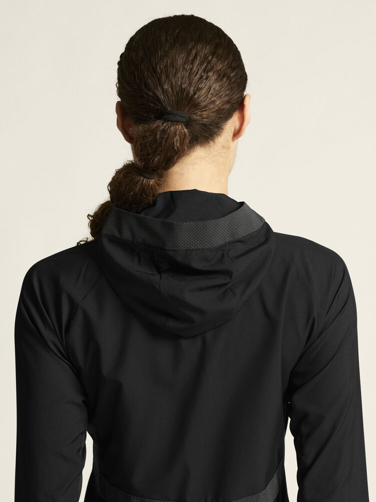 1906435-999000_Urban-Run-Hood-Jacket-W_closeup7