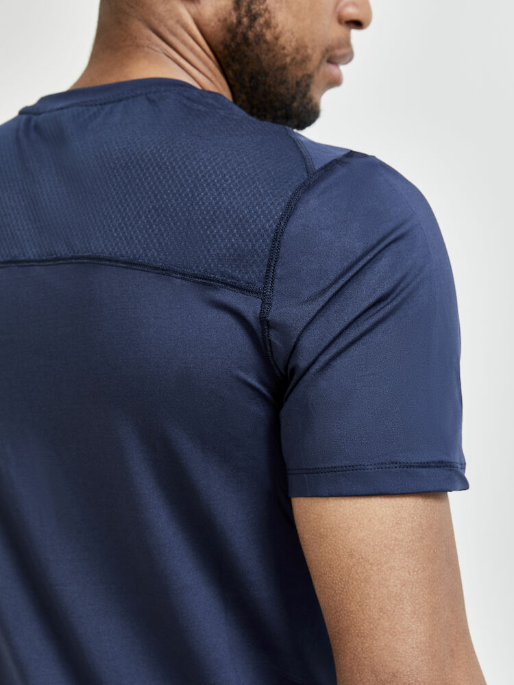 1908753-396000_ADV-Essence-SS-Tee_Closeup3