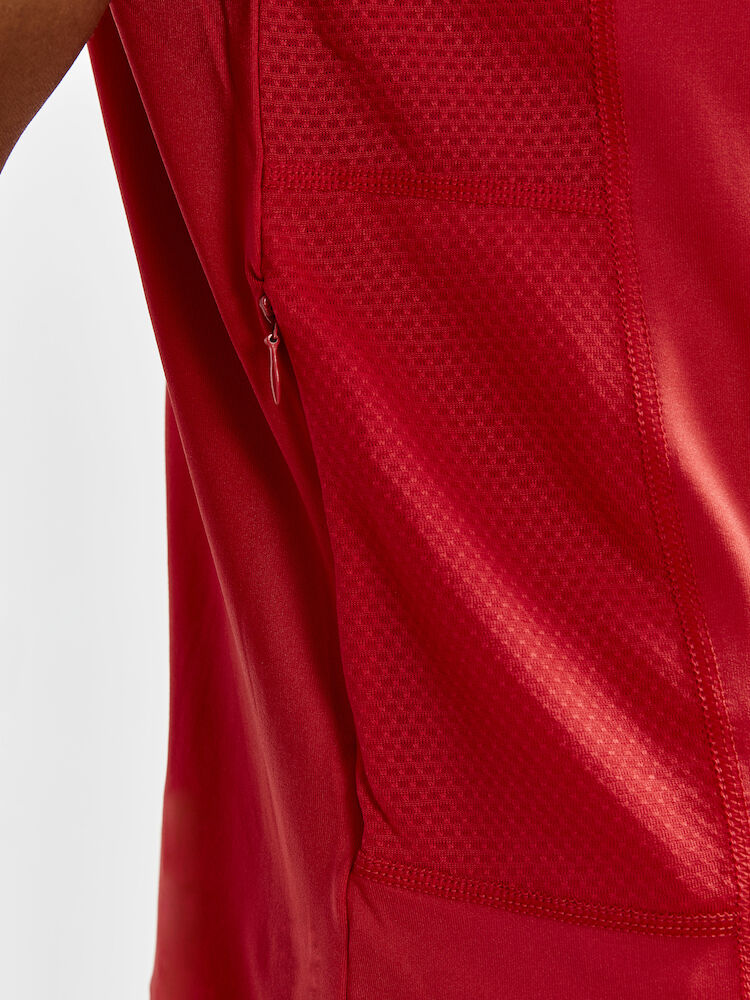 1908753-430000_ADV-Essence-SS-Tee_Closeup3