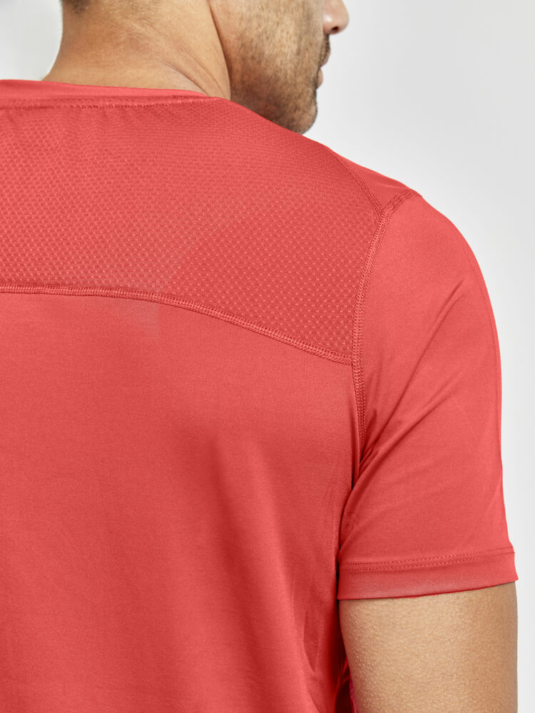 1908753-430000_ADV-Essence-SS-Tee_Closeup4