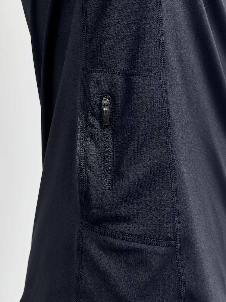 1908753-999000_ADV-Essence-SS-Tee_Closeup3