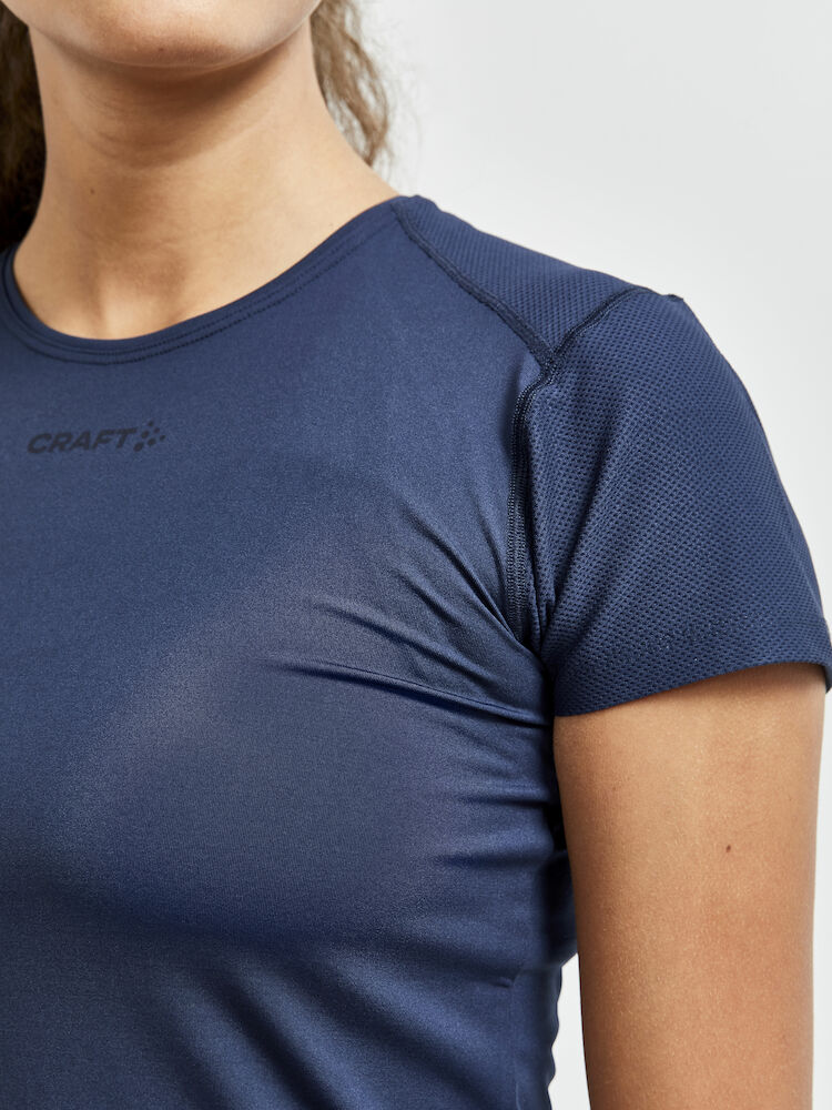 1908767-396000_ADV-Essence-SS-Slim-Tee_Closeup3