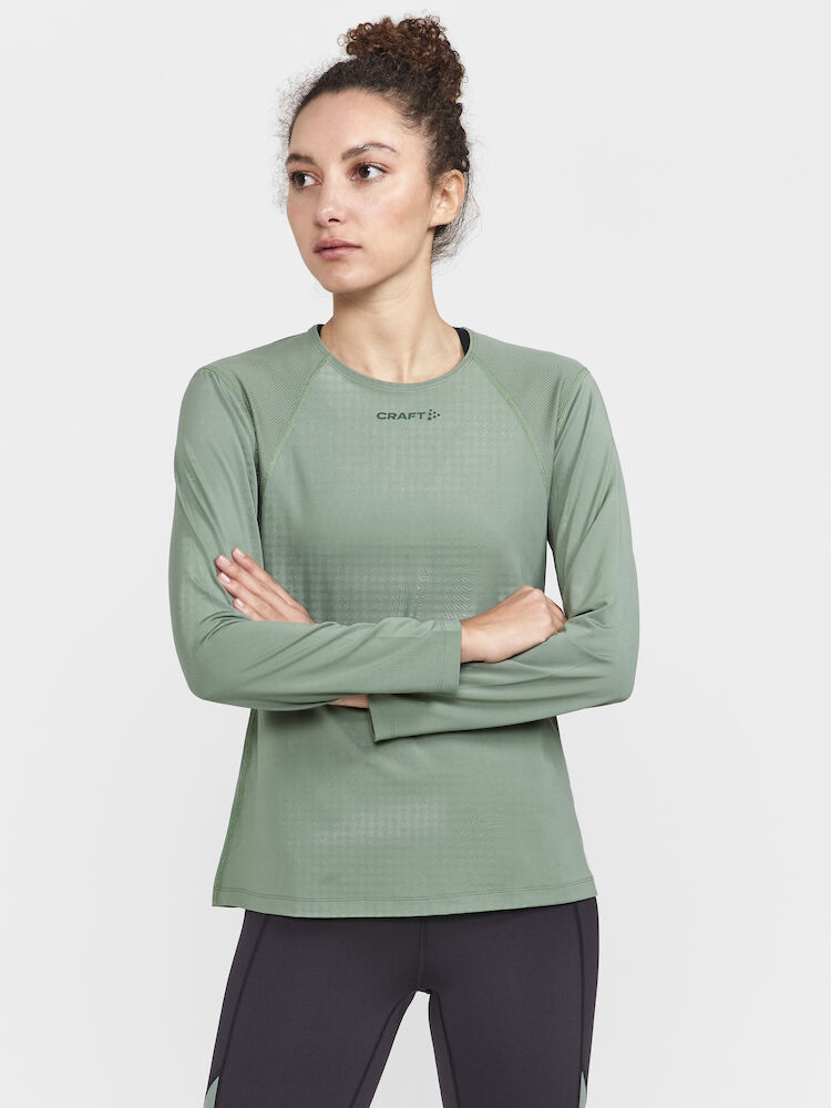 1908769-626000_ADV-Essence-LS-Tee-W_Closeup1