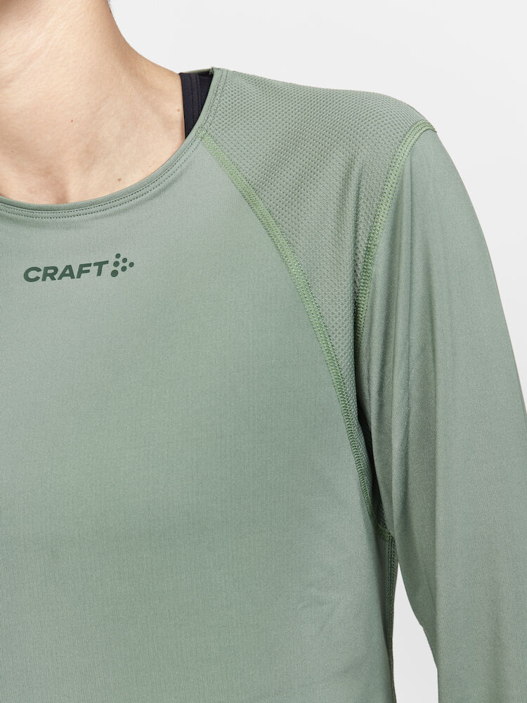1908769-626000_ADV-Essence-LS-Tee-W_Closeup3