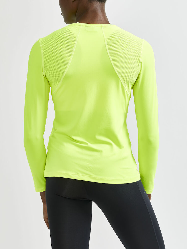 1908769-851000_ADV-Essence-LS-Tee_Closeup2