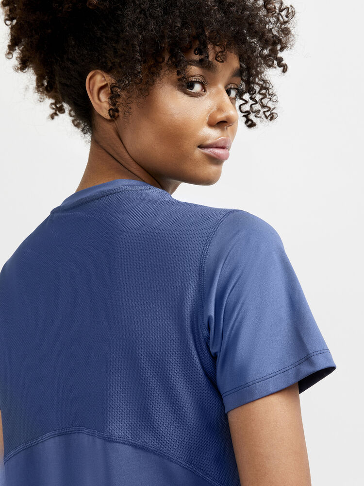 1909984-300000_ADV-Essence-SS-Tee-W_Closeup3