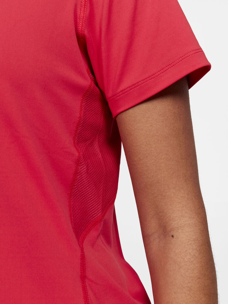 1909984-419000_ADV-Essence-SS-Tee-W_Closeup3