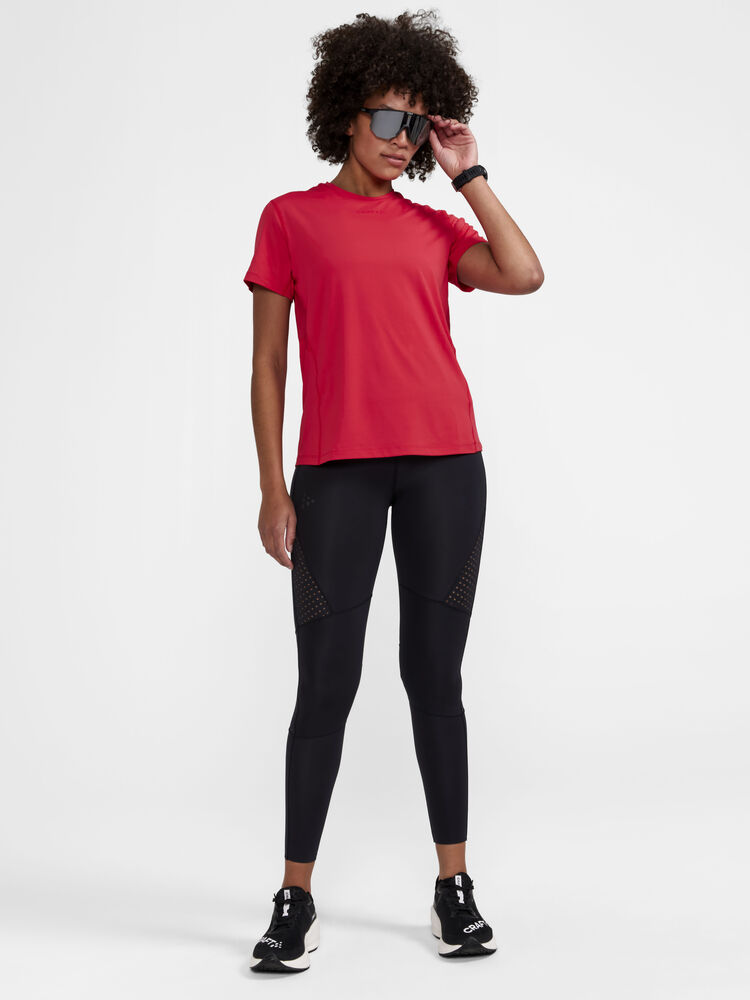 1909984-419000_ADV-Essence-SS-Tee-W_Closeup5