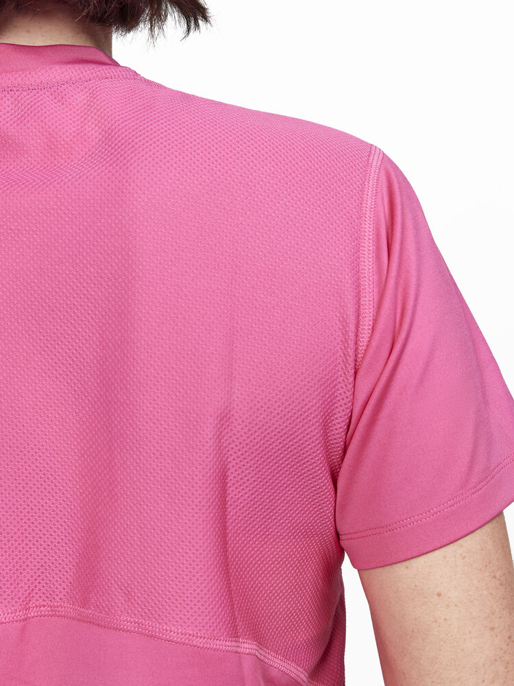 1909984-474000_ADV-Essence-SS-Tee-W_Closeup3