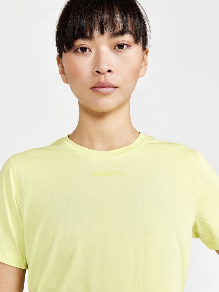 1909984-541000_ADV-Essence-SS-Tee-W_Closeup3