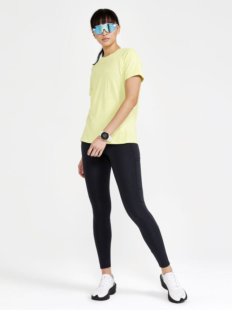 1909984-541000_ADV-Essence-SS-Tee-W_Closeup5
