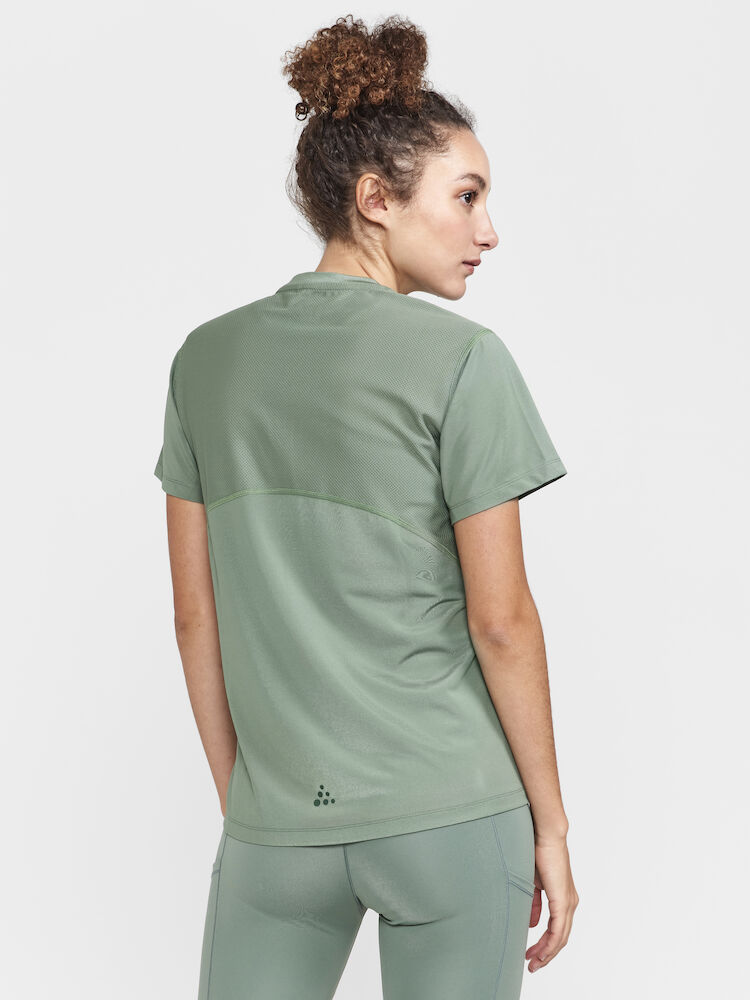 1909984-626000_ADV-Essence-SS-Tee-W_Closeup2