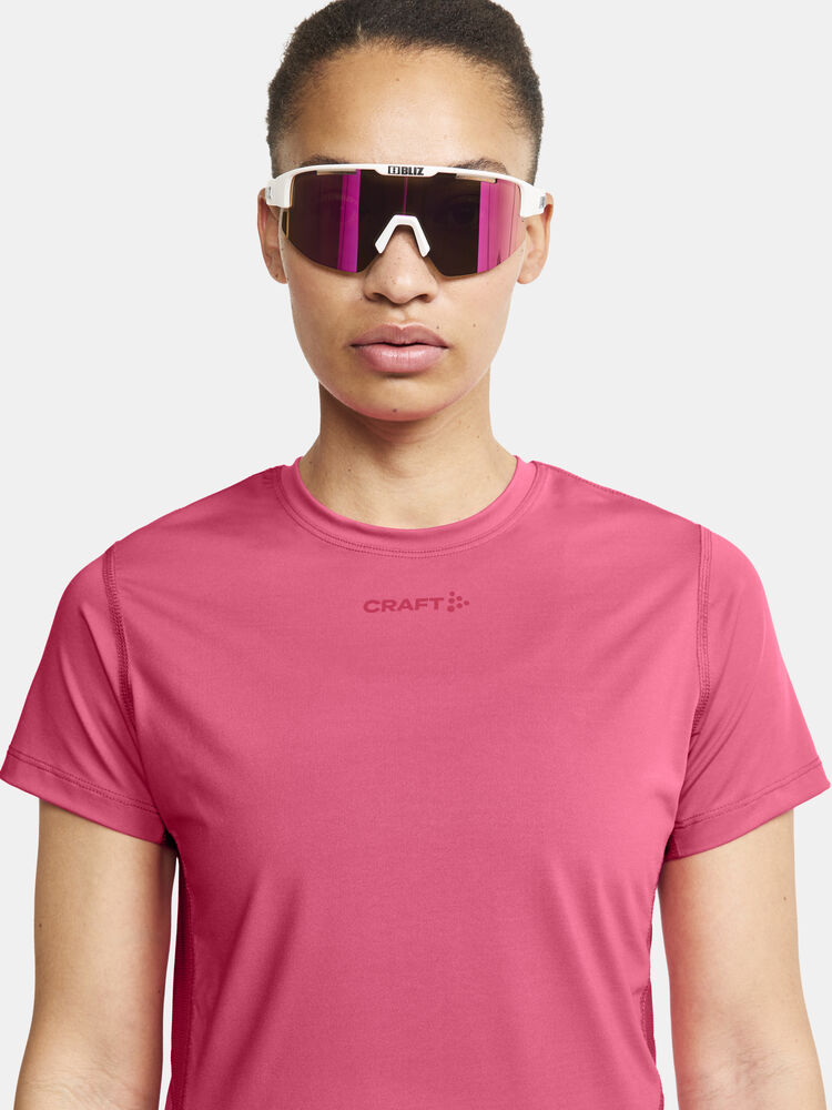 1909984-745000_ADV-Essence-SS-Tee-W_closeup3