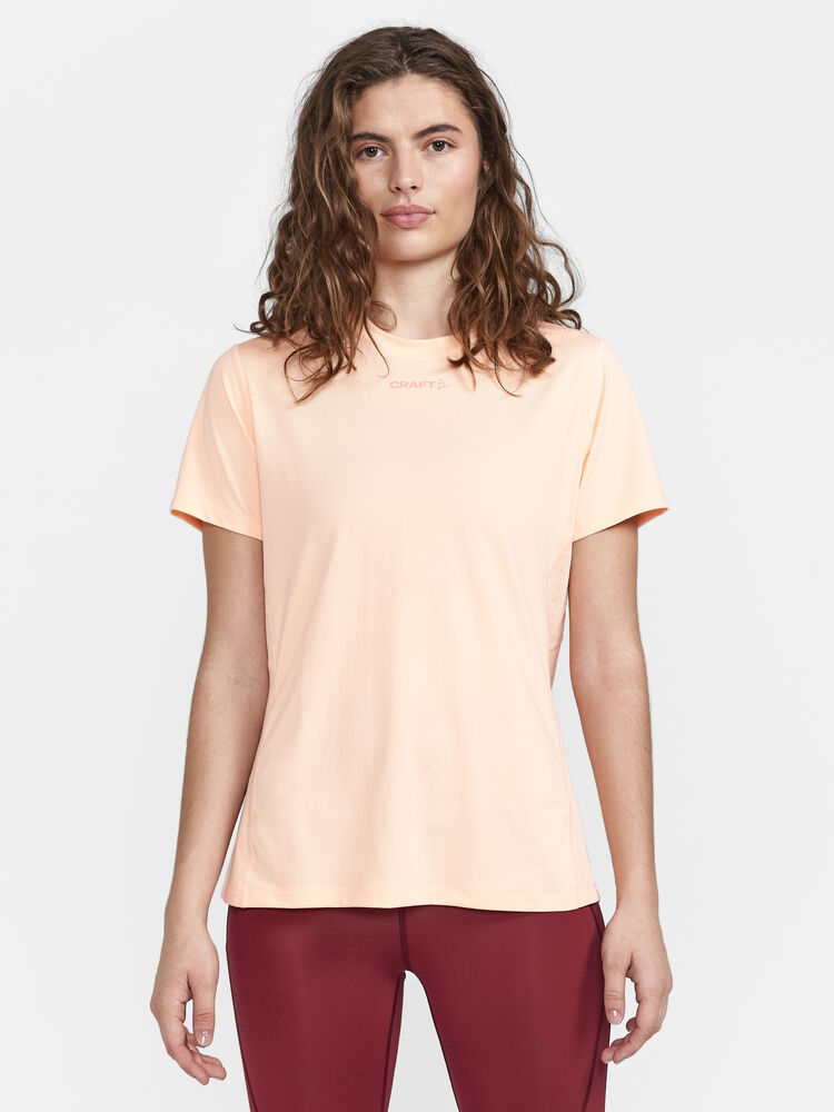 1909984-840000_ADV-Essence-SS-Tee-W_Closeup1