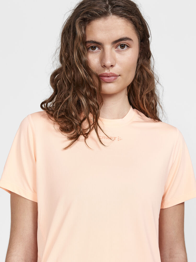 1909984-840000_ADV-Essence-SS-Tee-W_Closeup3