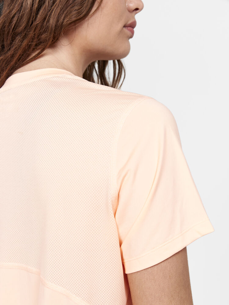 1909984-840000_ADV-Essence-SS-Tee-W_Closeup4