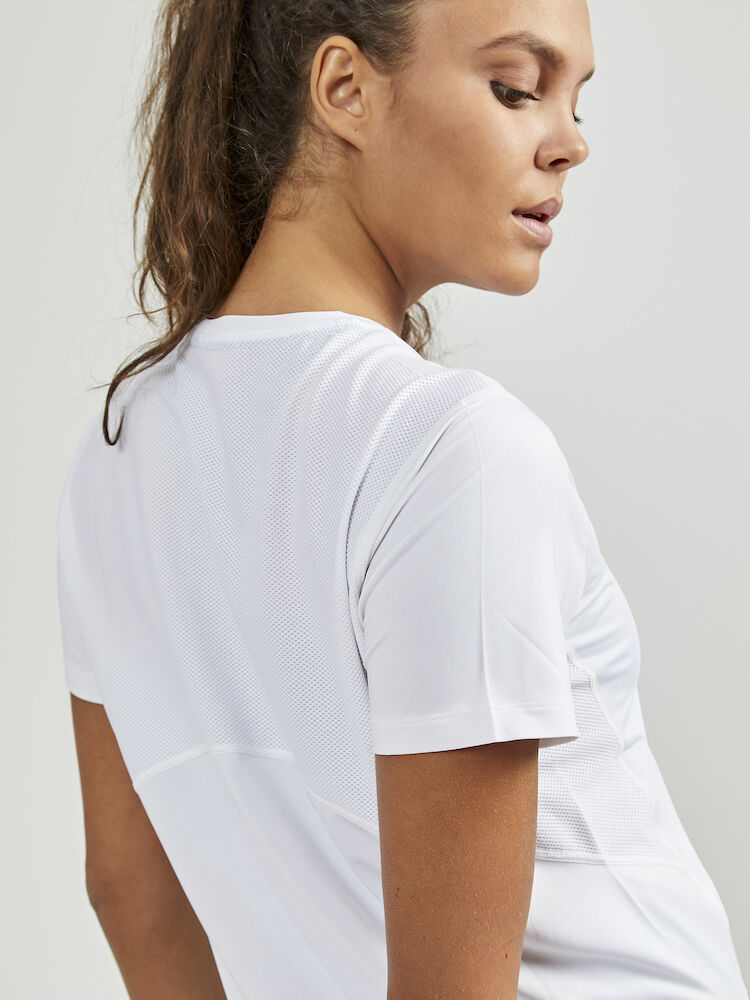 1909984-900000_ADV-Essence-SS-Tee_Closeup4