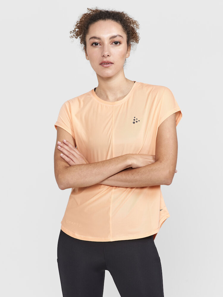 1911242-840000_Core-Essence-SS-Tee-W_Closeup1