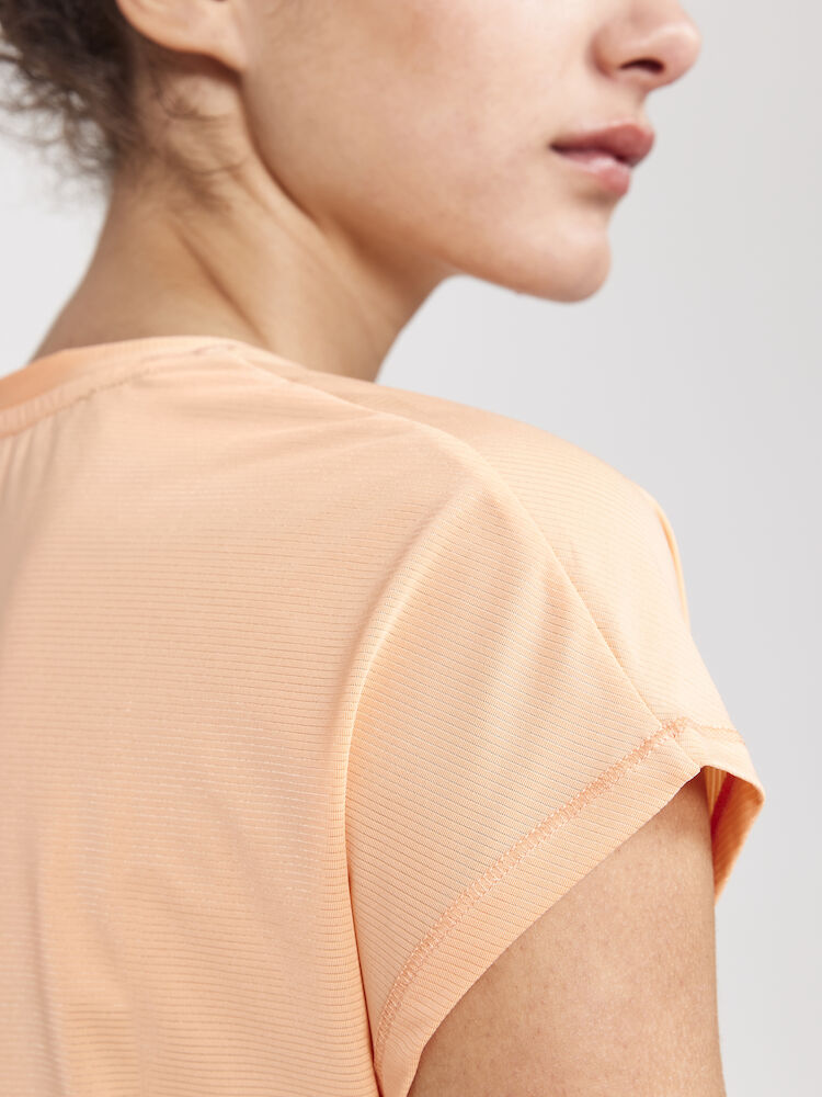 1911242-840000_Core-Essence-SS-Tee-W_Closeup3