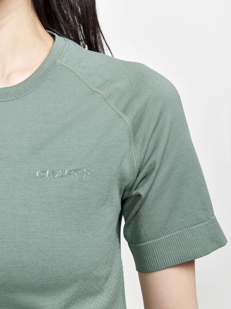 1911677-687000_CORE-Dry-Active-Comfort-SS-W_Closeup4