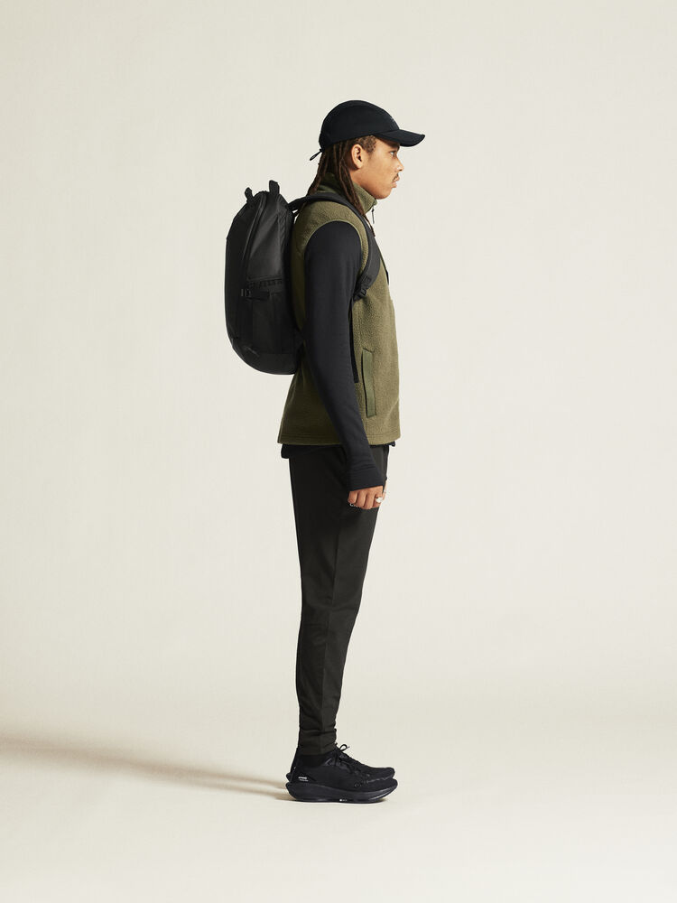 1913810-664000_ADV-Pile-Fleece-Vest-M_closeup2