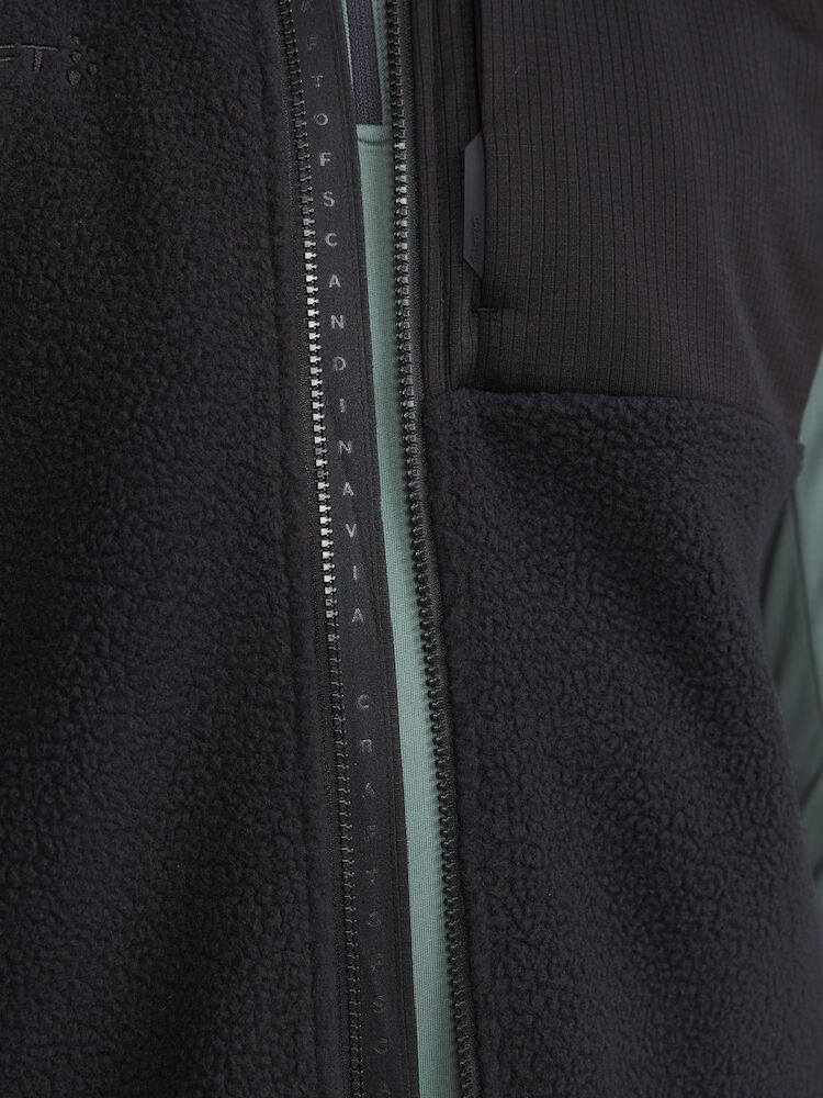 1913810-999000_ADV-Explore-Pile-Fleece-Vest-M_Closeup5