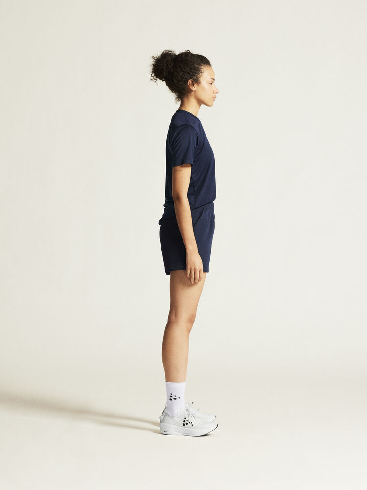 1915304-390000_Squad-Go-Function-Tee-W_closeup2